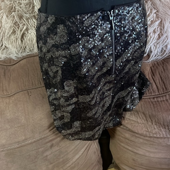 Guess jet black multicolored sequins skirt size 8 - Picture 4 of 6